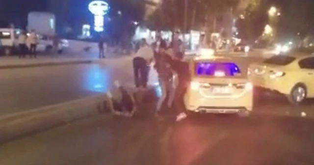 Yolu trafiğe kapatıp birbirlerine girdiler