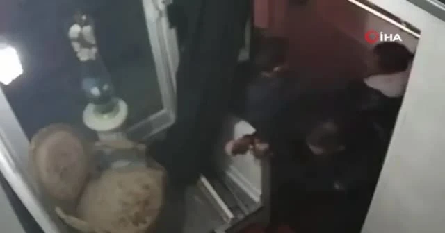 15 dakika boyunca cop ve yumrukla dayak attılar