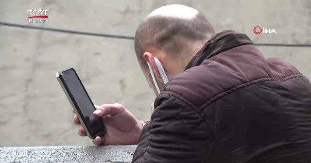 Alevler içinde kalan evini gözyaşlarıyla izledi