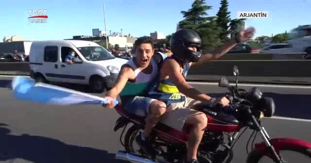 Binlerce kişi Maradona'yı son yolculuğunda yalnız bırakmadı