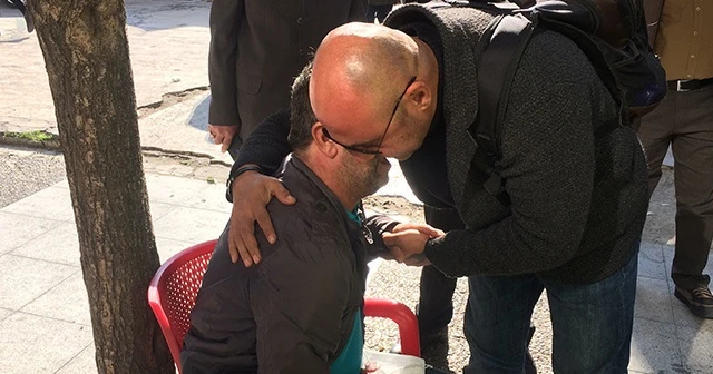 Bir anda yere yığıldı, kendisine müdahale eden adama sarılıp ağladı