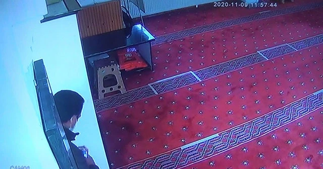 Camiye girip yardım paralarını çalan hırsız kıskıvrak yakalandı