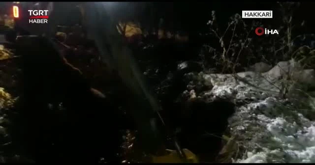 Çamura saplanan atı kepçe kurtardı