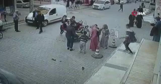 Çocuğu yerden yere vurdu