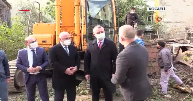 Depremden kalan riskli binalar yıkılıyor