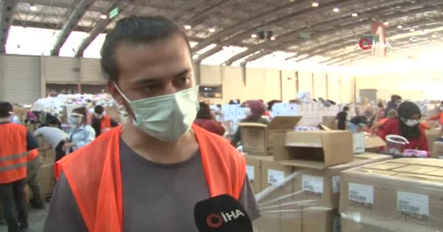 Enkaz başında ağlayan görevli şimdi de yardım deposunda çalışıyor