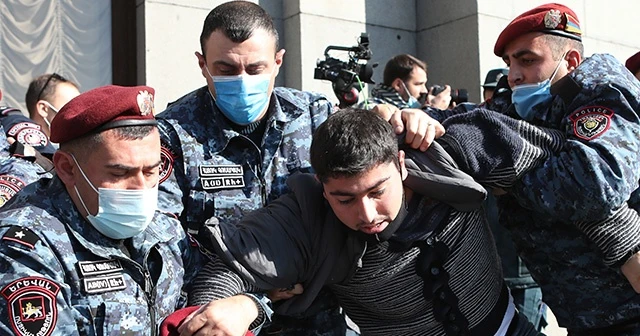 Ermenistan'da muhalifler ayaklandı