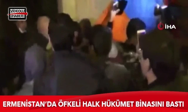 Ermenistan'da öfkeli halk hükümet binasını bastı