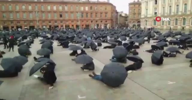 Fransız esnaflardan hükümete cenazeli protesto