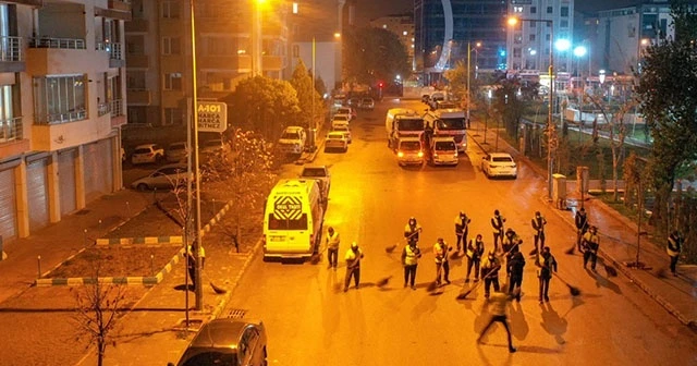 İşçiler halay çekerek cadde ve sokakları temizledi