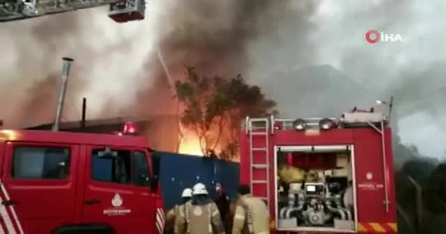 İstanbul Kartal'da kağıt fabrikasında yangın