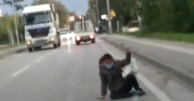 Kamyonetin arkasına takılan genç ölümle burun buruna geldi