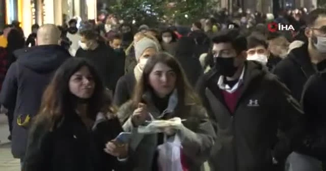 Kısıtlama öncesi Taksim ve İstiklal Caddesi'nde yoğunluk