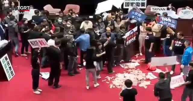 Milletvekilleri birbirine bağırsak fırlattı