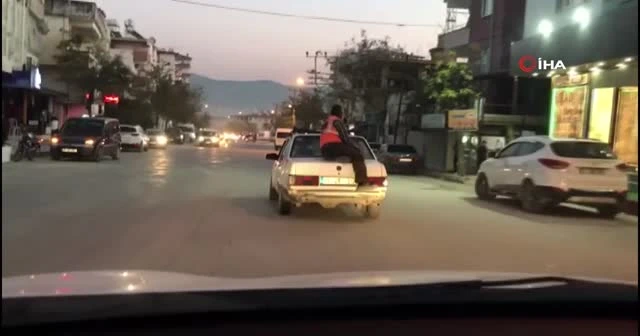 Önce otomobili itti, sonra bagajına oturarak yolculuk yaptı