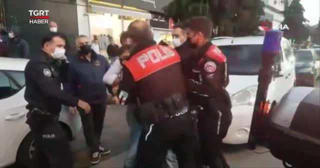 Otobüs şoförü sinir krizi geçirip ortalığı birbirine kattı