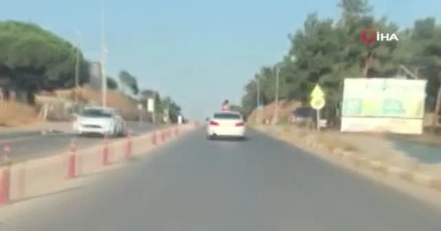 Otomobil üzerinde kızın tehlikeli yolculuğu
