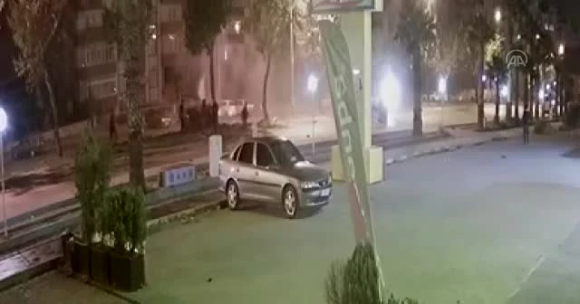 Otomobilin ağaca çarparak ikiye bölündüğü anlar