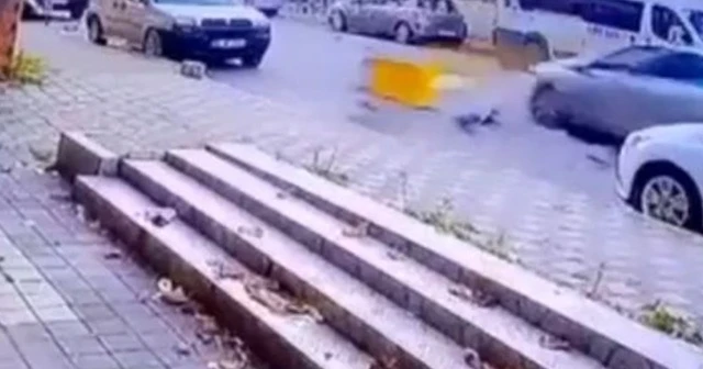 Otomobilin çarptığı motosiklet metrelerce savruldu