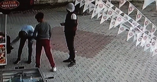 Oyun makinesinin kilidini kırıp bozuk paraları çaldılar