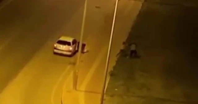 Sokak ortasında kadının erkeğe şiddeti kamerada