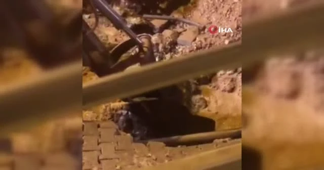 Su borusu patladı, yol çöktü