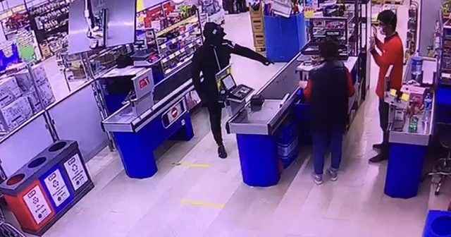 Süpermarketlere dadanan silahlı soyguncular pes dedirtti