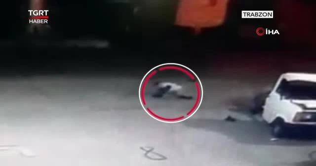 Sürücü savruldu, kamyonet ikiye bölündü