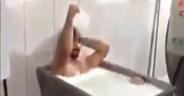 Süt kazanına girip banyo yaptı