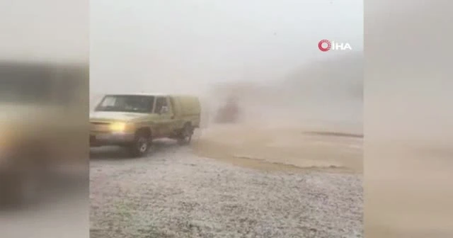 Suudi Arabistan'da dolu yağdı, çöl beyaza büründü