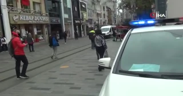 Taksim'de maske takmadıkları için ceza yiyen kadınlar, gazetecilere saldırdı