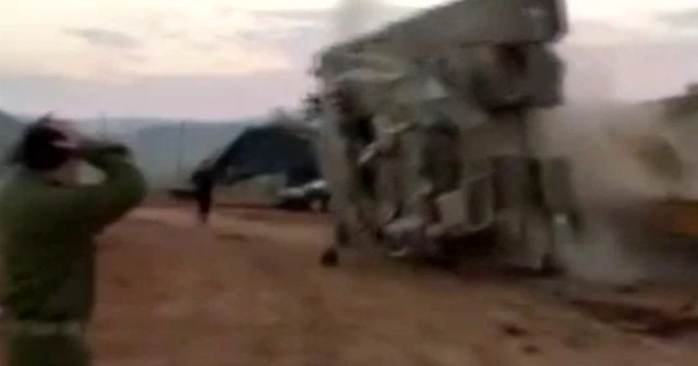 Tank taşıyıcıya yüklendiği sırada devrildi