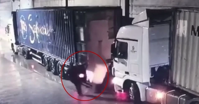 Üzerine pamuk balyası düşen şoför kurtarılamadı