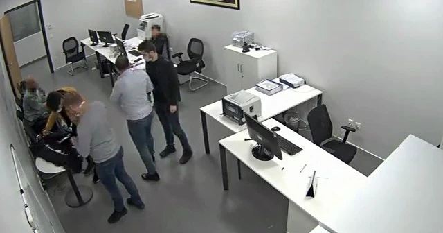 Vücuduna sardığı 100 telefonla yakalandı