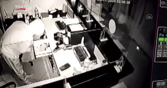 Tanınmamak için başına poşet geçirdi