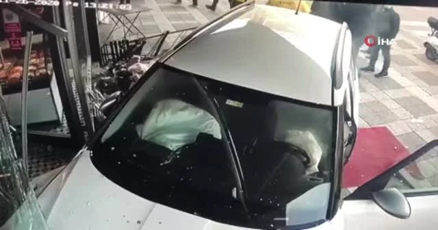 Yayaya çarpan otomobil kasaba daldı
