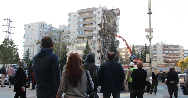 Yıkılan binayı izlediler