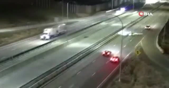 ABD'de otoyola iniş yapan küçük uçak otomobile çarptı