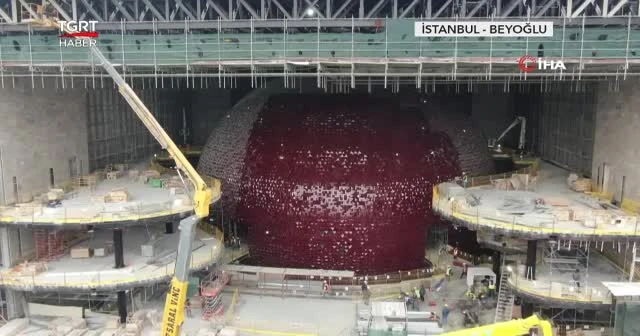 AKM'nin kırmızı taşları da döşendi