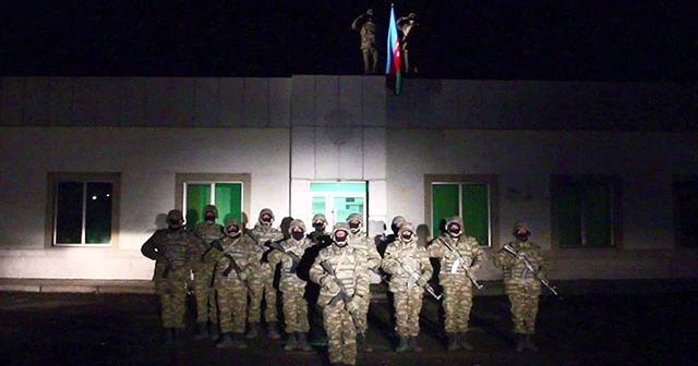 Azerbaycan ordusu işgalden kurtarılan Laçın'a bayrak dikti