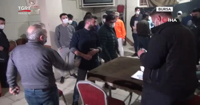Baskında masanın altında saklandı