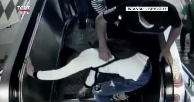 Biri önünü kesti diğeri cüzdanını çaldı
