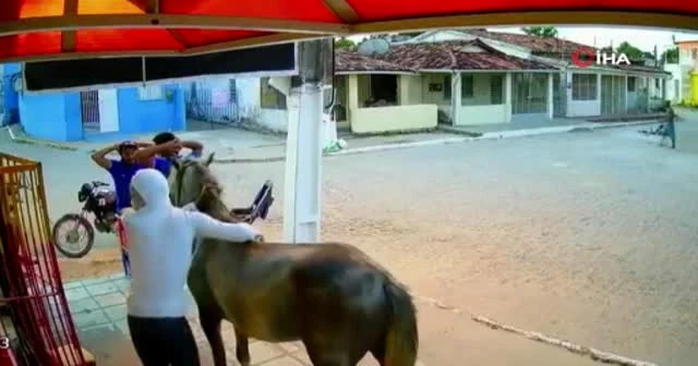 Brezilya'da 'atlı soygun' kamerada