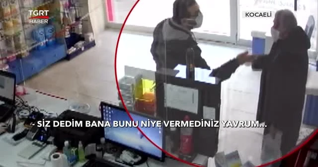 Eczanedeki çalışan, yaşlı adamı kaldırıma böyle fırlattı