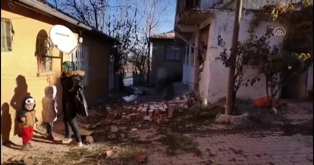 Elazığ'ın Sivrice İlçesinde evlerde hasar meydana geldi