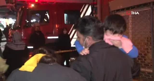 Fatih'te korkutan yangın: Mahsur kalan 22 kişi kurtarıldı