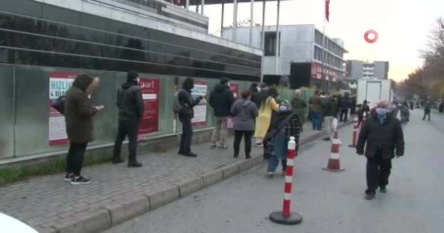 Fatih'te sosyal mesafeyi hiçe sayan kuyruk