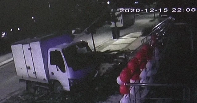 Freni boşalan otobüs park halindeki araçları biçti