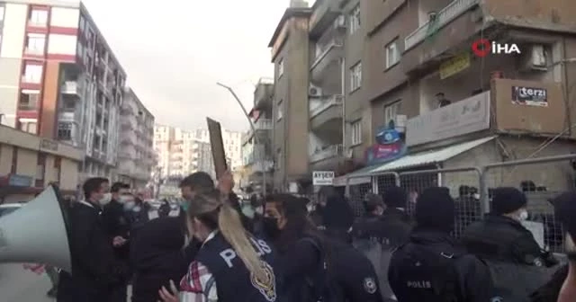 HDP’liler acılı annelere taş fırlattı