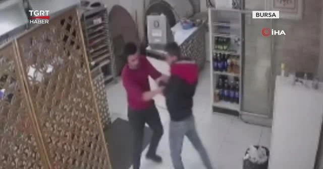 Hırsız ile iş yeri sahibi boğuştu